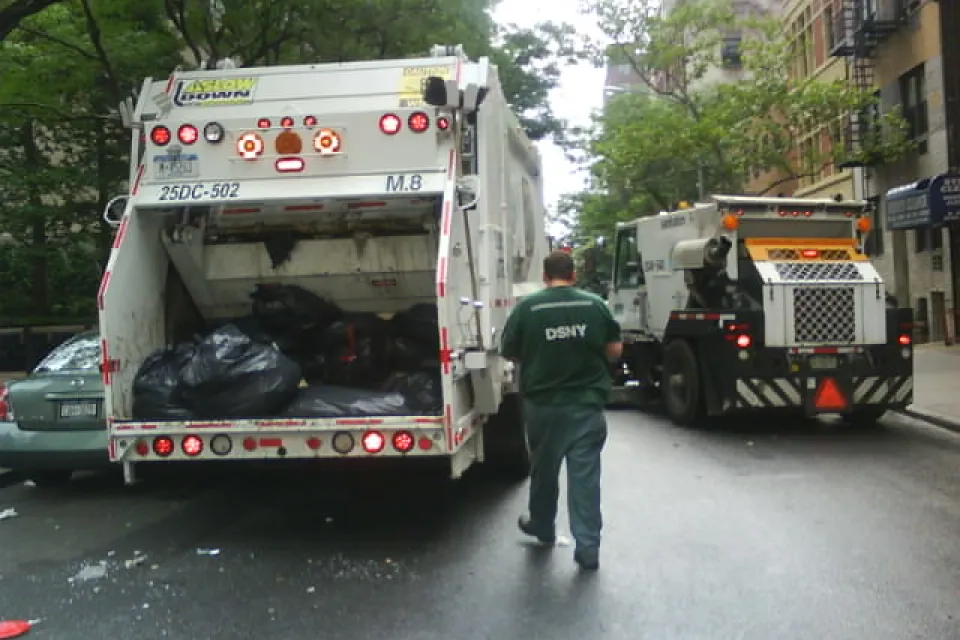 Garbage truck and garbage collector
